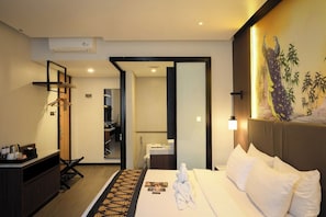 Premium bedding, in-room safe, laptop workspace, blackout curtains - Allura Azana Resort Tawangmangu (Tawangmangu)