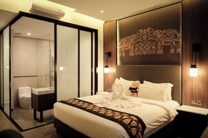 Suite Room | Premium bedding, in-room safe, laptop workspace, blackout drapes