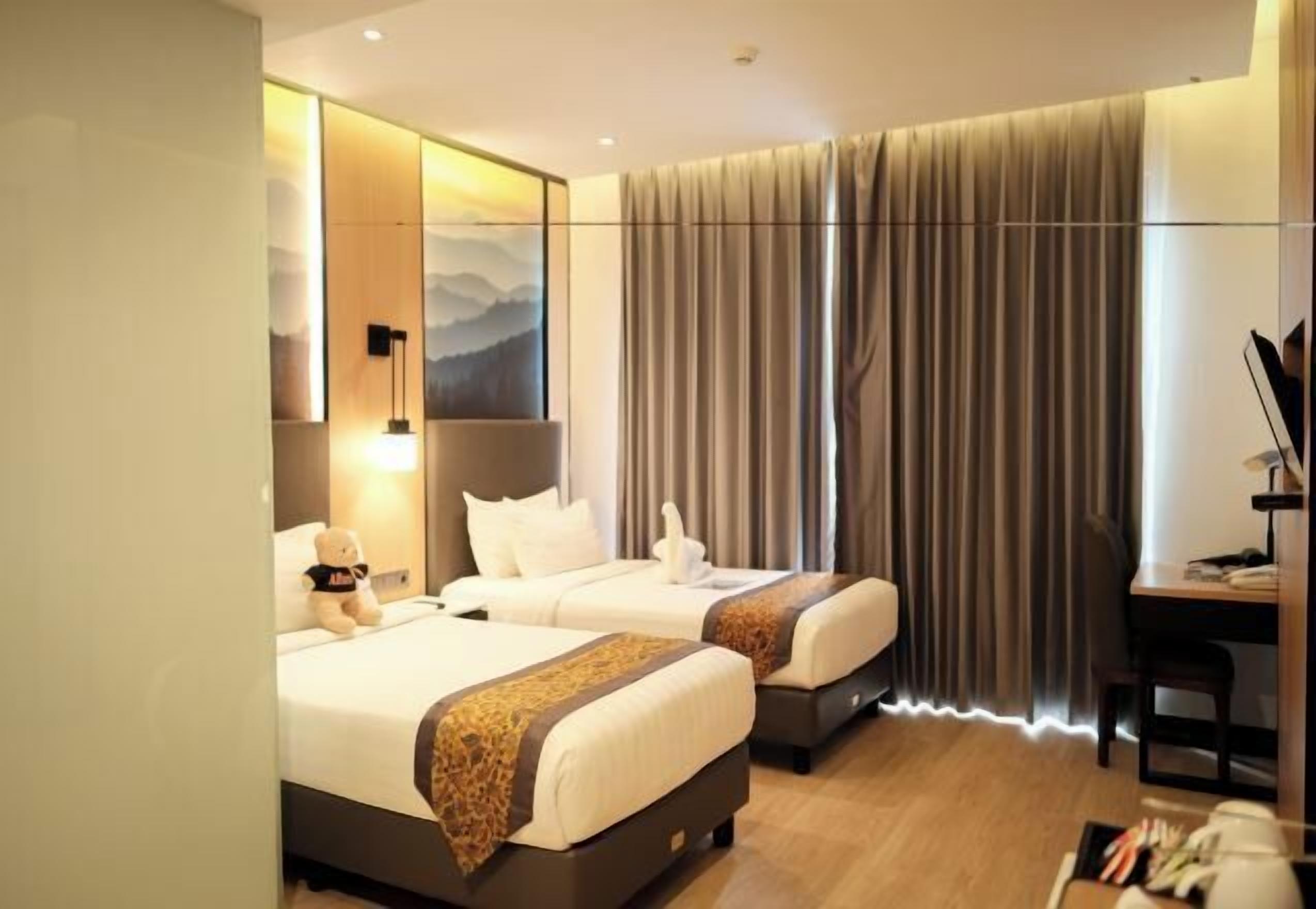 Ropa de cama de alta calidad y caja de seguridad en la habitación 