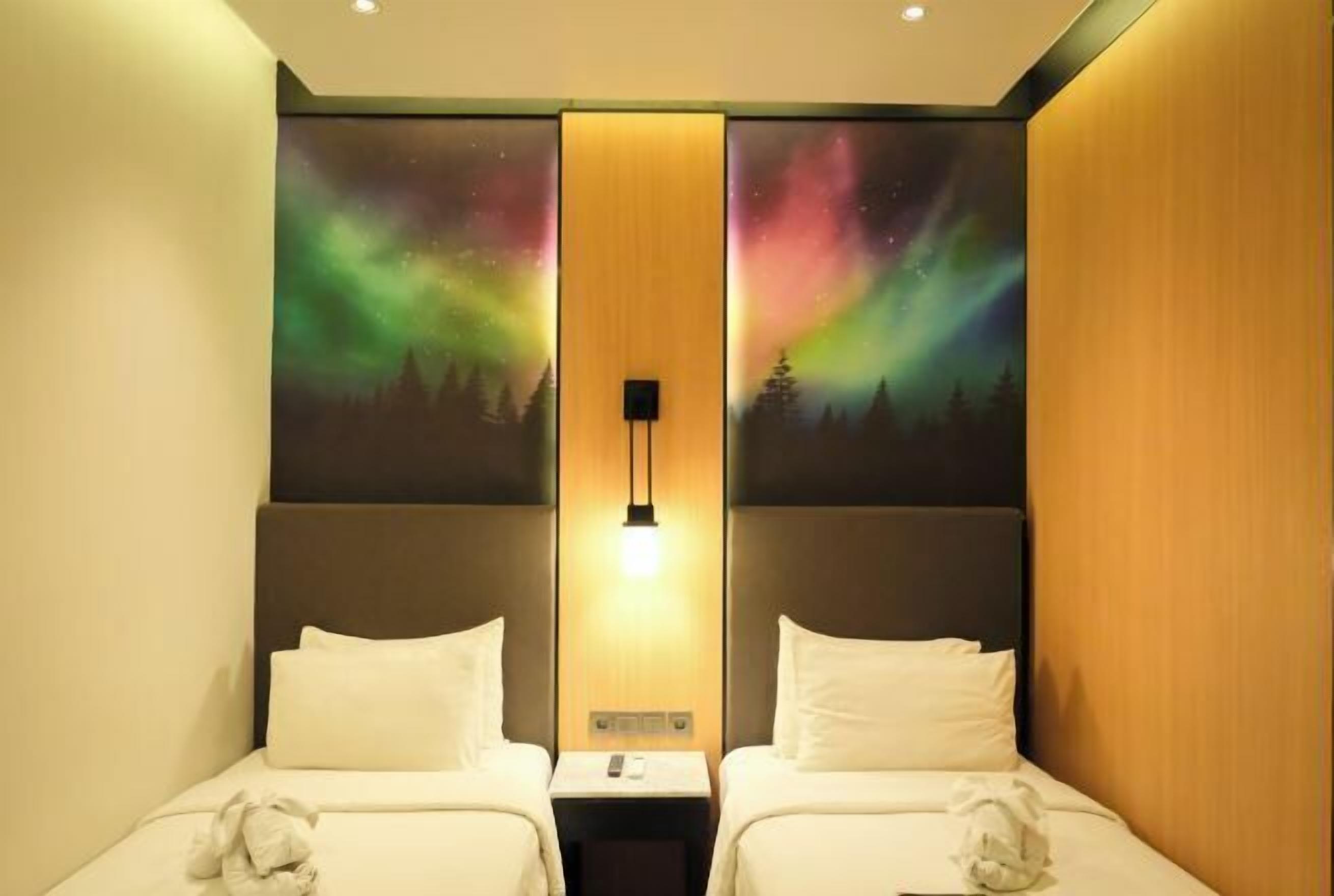 Ropa de cama de alta calidad y caja de seguridad en la habitación 