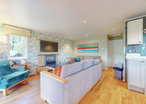 Modern and cosy lodge with one double and one twin.