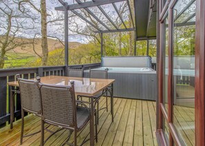 Outdoor dining - Modern and cosy lodge with one double and one twin. (Millom)