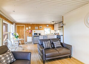 TV, fireplace - Stylish open plan lodge with king-size four poster bed. (Harrogate)