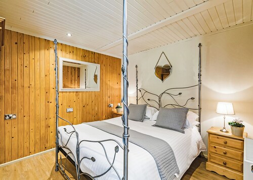 Stylish open plan lodge with king-size four poster bed.