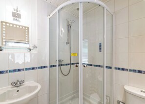 Bathroom - Stylish open plan lodge with king-size four poster bed. (Harrogate)