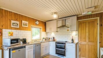 Fridge, oven, stovetop, dishwasher