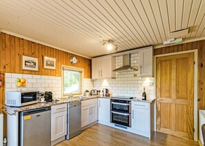 Fridge, oven, stovetop, dishwasher - Stylish open plan lodge with king-size four poster bed. (Harrogate)
