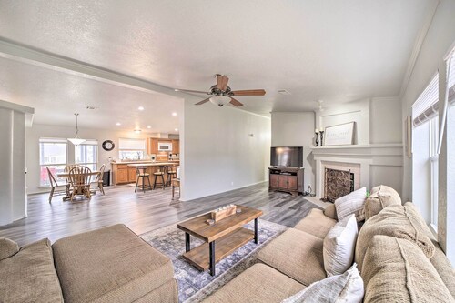 Eufaula Escape w/ Deck - Steps to Lake!