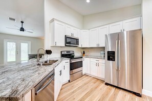 Fridge, microwave, stovetop, dishwasher
