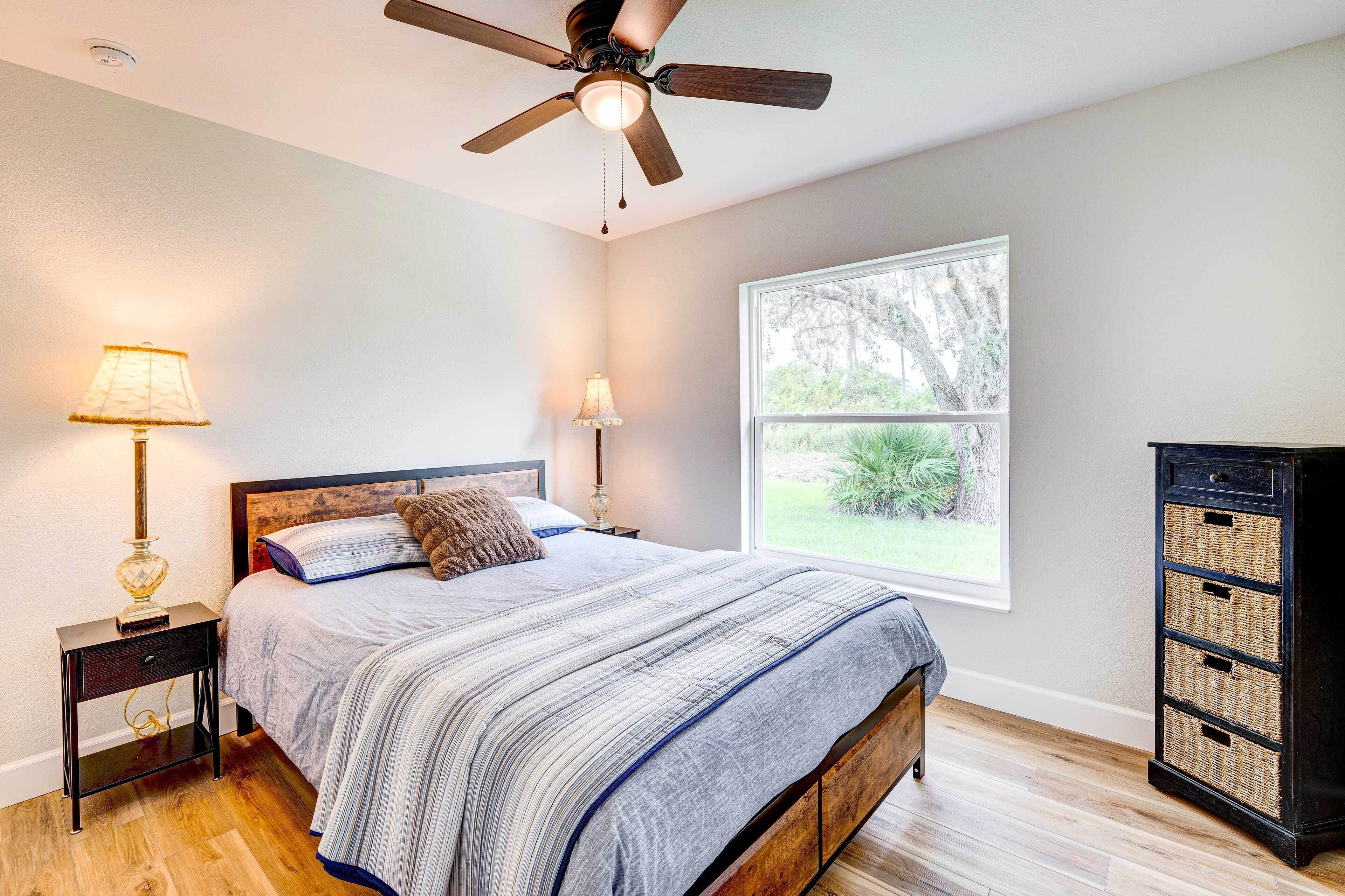 3 bedrooms, desk, WiFi, bed sheets