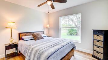 3 bedrooms, desk, WiFi, bed sheets