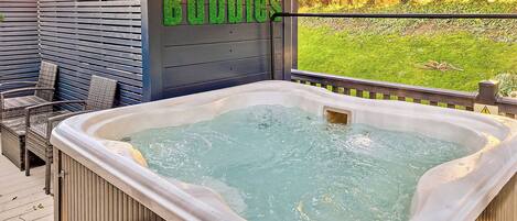 Outdoor spa tub