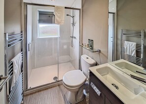 Bathroom - 2 bedroom accommodation in Raywell, Beverley (Raywell, Beverley)