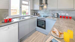 Frigorífico, horno, placa de cocina y trona infantil