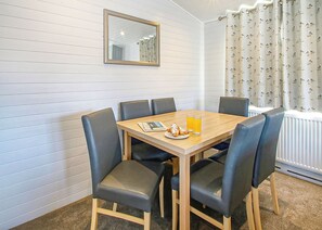 Dining - 4 bedroom accommodation in Milford-on-Sea, Nr Lymington (Milford-on-Sea, Nr Lymington)