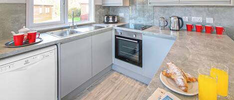 Frigorifero, forno, piano cottura, tostapane