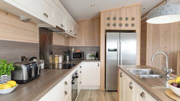 Réfrigérateur, four, plaque de cuisson, grille-pain