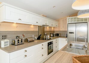 Kjøleskap, ovn, kokeplater og brødrister