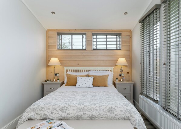 2 bedrooms, WiFi - 2 bedroom accommodation in Honiton (Honiton)