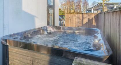 Well presented luxury lodge with two doubles, one with en suite shower.