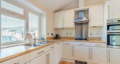 Well presented luxury lodge with two doubles, one with en suite shower.