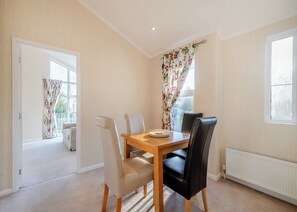 Unclassified image, 3 of 18, button - Well presented luxury lodge with two doubles, one with en suite shower. (Hutton Rudby, Yarm)