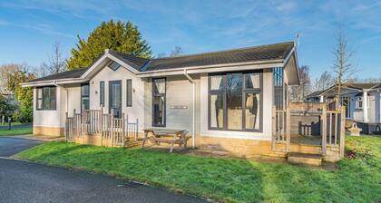 Well presented luxury lodge with two doubles, one with en suite shower.