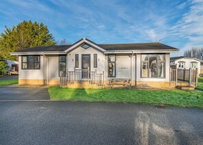 Unclassified image, 5 of 17, button - Well presented luxury lodge with two doubles, one with en suite shower. (Hutton Rudby, Yarm)