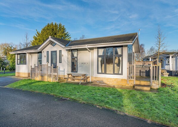 Unclassified image, 1 of 18, button - Well presented luxury lodge with two doubles, one with en suite shower. (Hutton Rudby, Yarm)