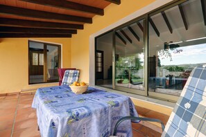 Outdoor dining - Holiday Home 'Finca Los Pájaros' with Private Terrace, Wi-Fi and Air Conditioning (San Pablo de Buceite)