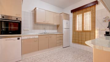 Fridge, oven, stovetop, dishwasher