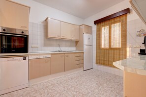 Køleskab, ovn, kogeplade, opvaskemaskine