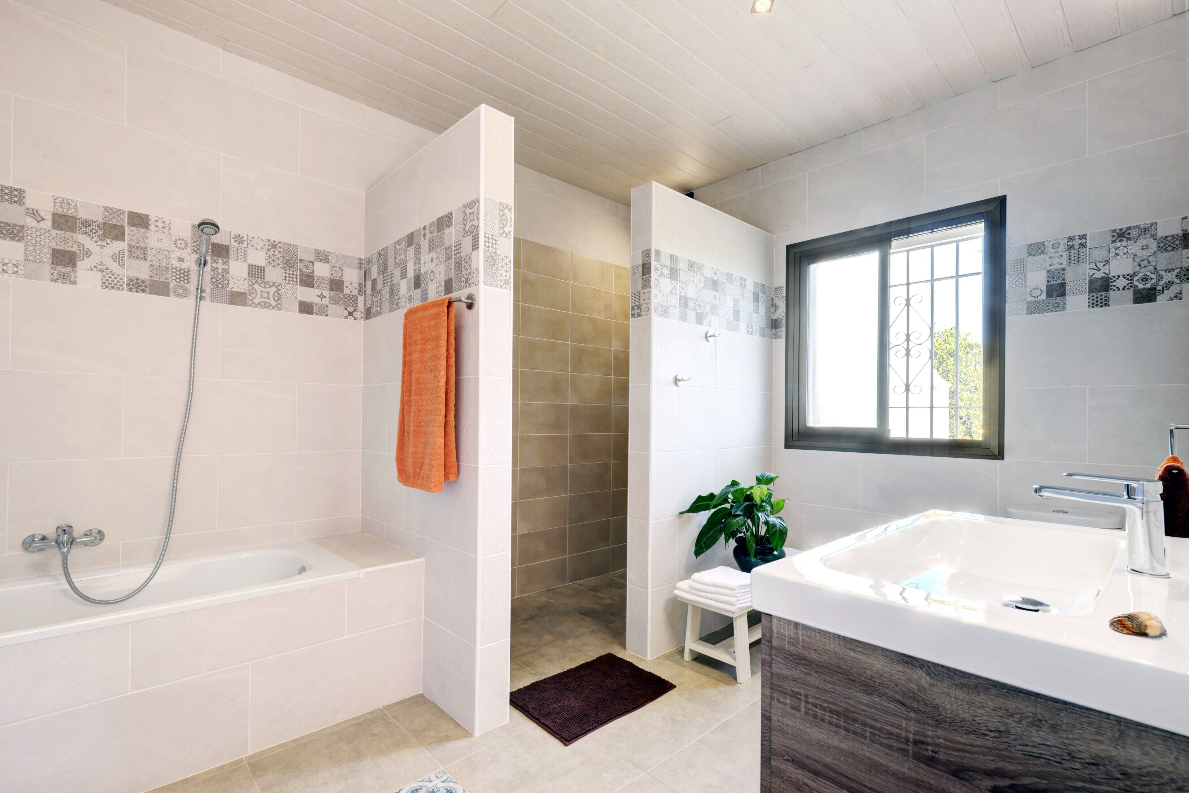 Bathtub, free toiletries, hair dryer, towels