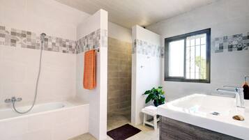Bathtub, free toiletries, hair dryer, towels