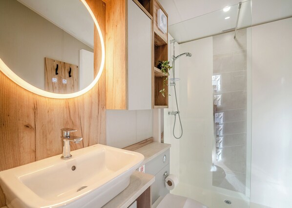 Bathroom - 1 bedroom accommodation in Skirlaugh, Nr Hull (Skirlaugh, Nr Hull)