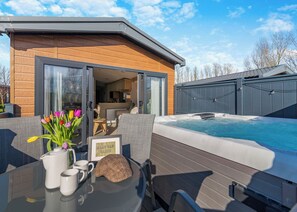 Outdoor dining - 2 bedroom accommodation in Skirlaugh, Nr Hull (Skirlaugh, Nr Hull)