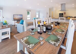 Dining - 5 bedroom accommodation in Milford-on-Sea, Nr Lymington (Milford-on-Sea, Nr Lymington)