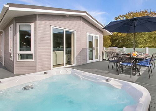 5 bedroom accommodation in Milford-on-Sea, Nr Lymington