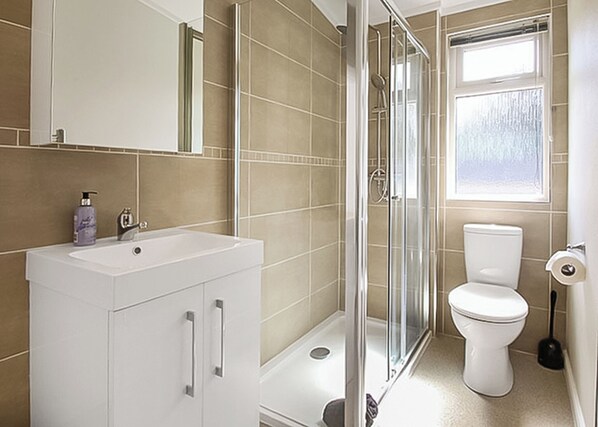 Bathroom - 5 bedroom accommodation in Milford-on-Sea, Nr Lymington (Milford-on-Sea, Nr Lymington)