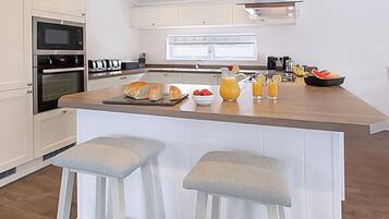 Réfrigérateur, four, plaque de cuisson, grille-pain