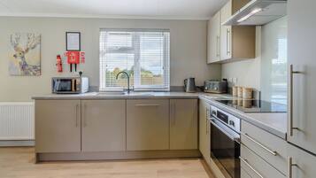 Réfrigérateur, four, plaque de cuisson, grille-pain