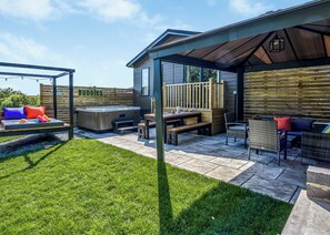 Outdoor dining - 3 bedroom accommodation in Raywell, Beverley (Raywell, Beverley)
