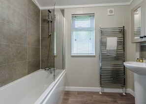 Bathroom - 3 bedroom accommodation in Raywell, Beverley (Raywell, Beverley)