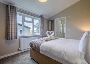 3 bedrooms, free WiFi - 3 bedroom accommodation in Raywell, Beverley (Raywell, Beverley)