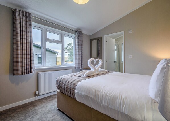 Bedroom, Bed, House - 3 bedroom accommodation in Raywell, Beverley (Raywell, Beverley)