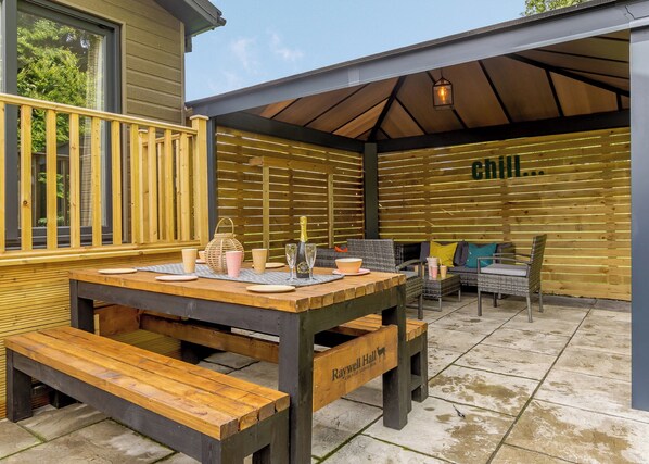 Outdoor dining - 3 bedroom accommodation in Raywell, Beverley (Raywell, Beverley)