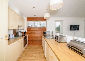 Fridge, oven, stovetop, toaster - A cosy lodge with one master double and one twin. (Honiton)