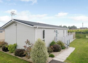 Exterior - A cosy lodge with one master double and one twin. (Honiton)