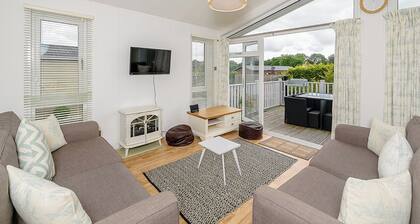 A cosy lodge with one master double and one twin.