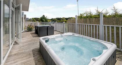 A cosy lodge with one master double and one twin.